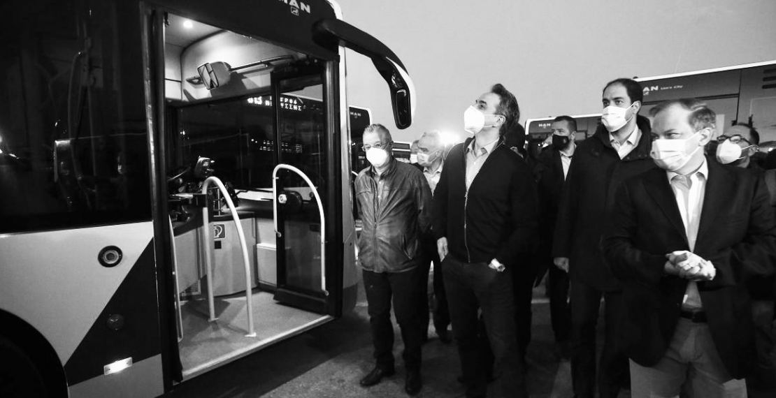 Μητσοτάκης και Καραμανλής κάνουν σόου με λίγα μεταχειρισμένα και κατώτερα των αναγκών λεωφορεία για να κρύψουν το μπάχαλο στα ΜΜΜ