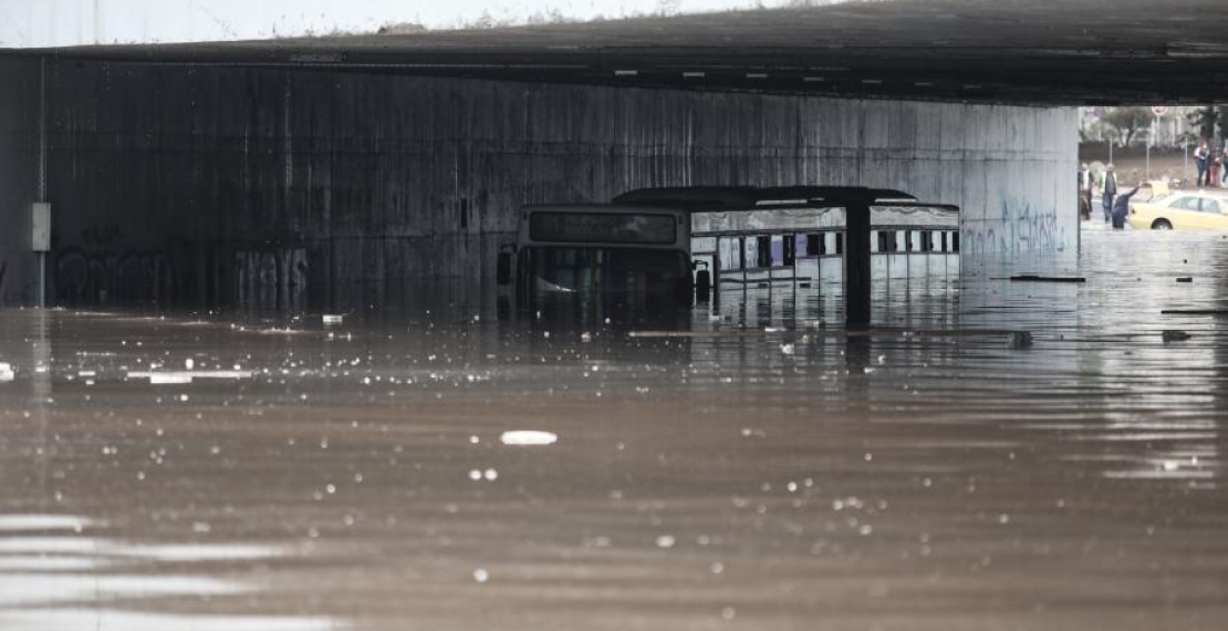 Πρωτοφανές το περιστατικό με το λεωφορείο. Ποιες ενέργειες έγιναν για την ασφαλή εκτέλεση του συγκοινωνιακού έργου; Δούλεψαν οι ελεγκτικοί μηχανισμοί;