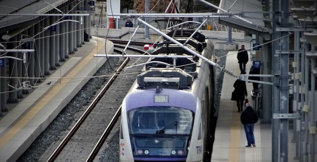 Ταλαιπωρία για χιλιάδες επιβάτες και απαξίωση του προαστιακού από τη διακοπή δρομολογίων εν μέσω πανδημίας για έργα που θα έπρεπε να έχουν γίνει