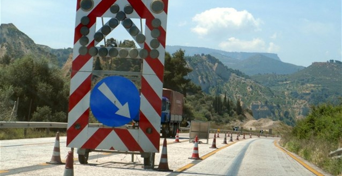 Η ώρα της λογοδοσίας έρχεται, κ. Καραμανλή. Για απευθείας αναθέσεις και σπατάλη δημοσίου χρήματος