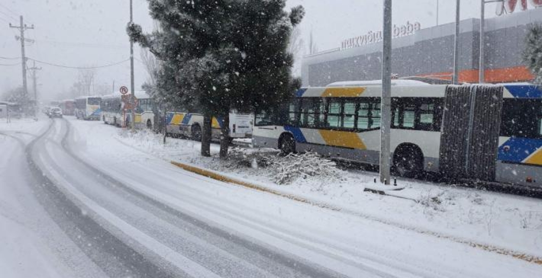 Η κυβέρνηση Μητσοτάκη πιάστηκε απροετοίμαστη. “Πάγωσαν” δρομολόγια των ΜΜΜ, επιβάτες περιμένουν σε στάσεις και αποβάθρες