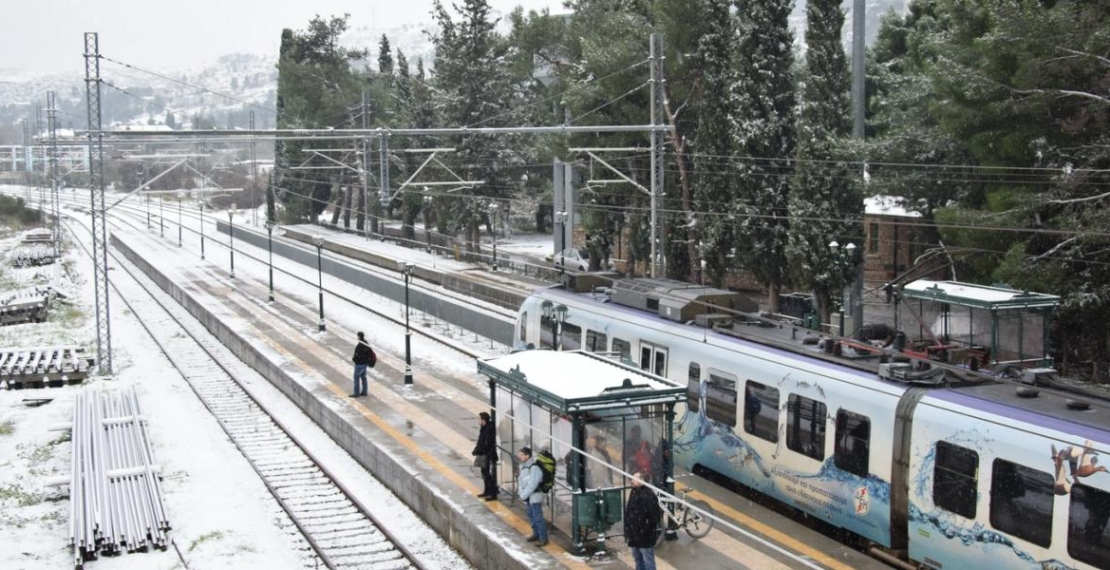 “Παγίδα” τα χίλια ευρώ της ΤΡΑΙΝΟΣΕ. Αποδεικνύεται ότι δεν ισχύει η εξαίρεση της εταιρείας από τις αποζημιώσεις και Μητσοτάκης - Καραμανλής επιχειρούν να την καλύψουν