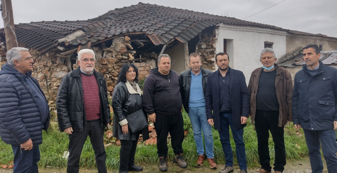 Δύο χρόνια μετά τον σεισμό, η αθλιότητα των “πολιτευτάδων” έχει αφήσει δεκάδες πολίτες στους οικίσκους, στο κρύο και στις λάσπες